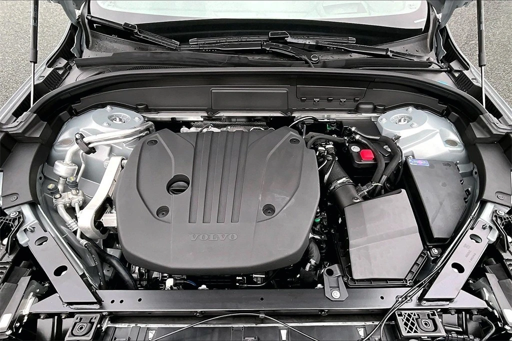 2026 Volvo - image 12