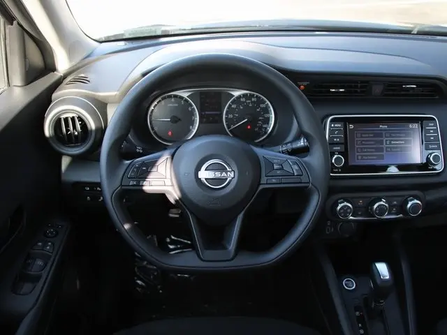 2025 Nissan Kicks Play S photo 13