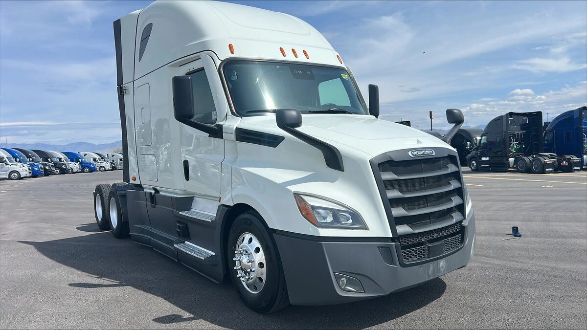 2022 Freightliner Cascadia - image 2