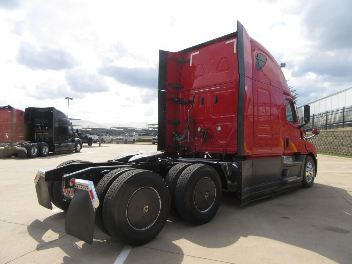 2023 Freightliner Cascadia — photo 4