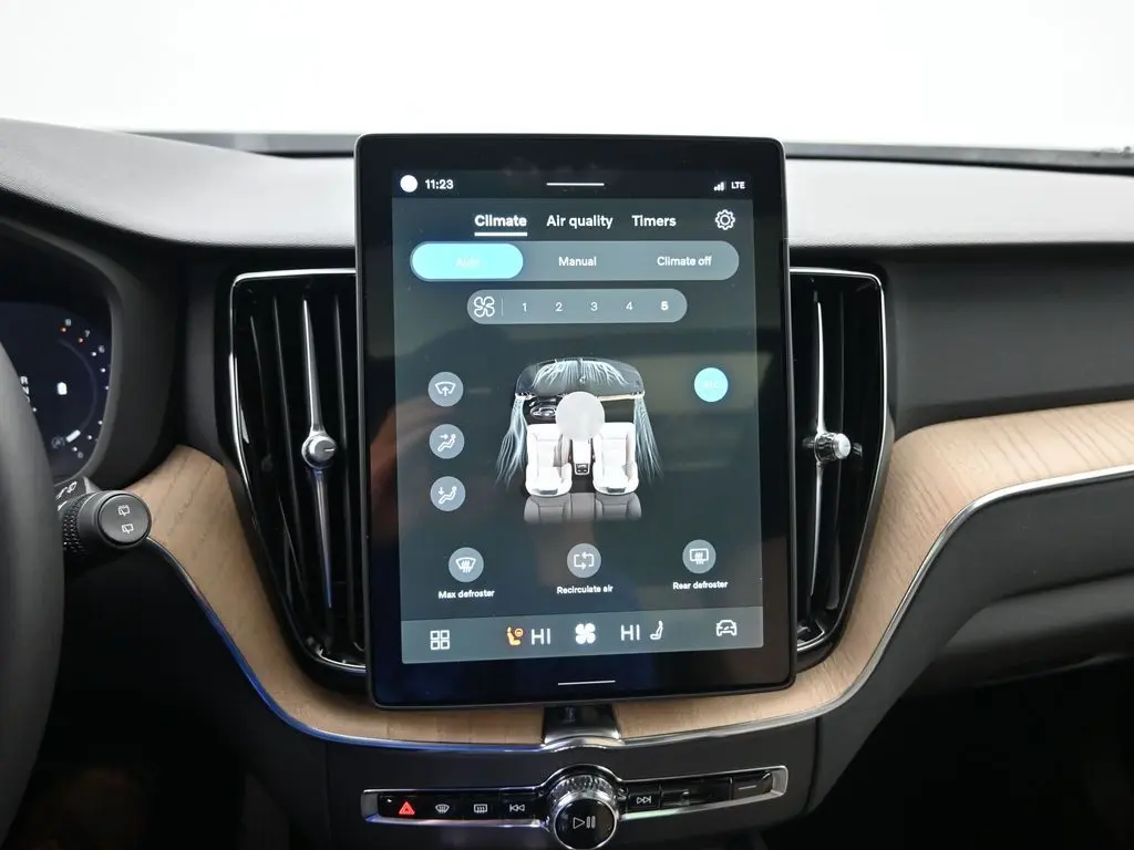 2026 Volvo - image 12