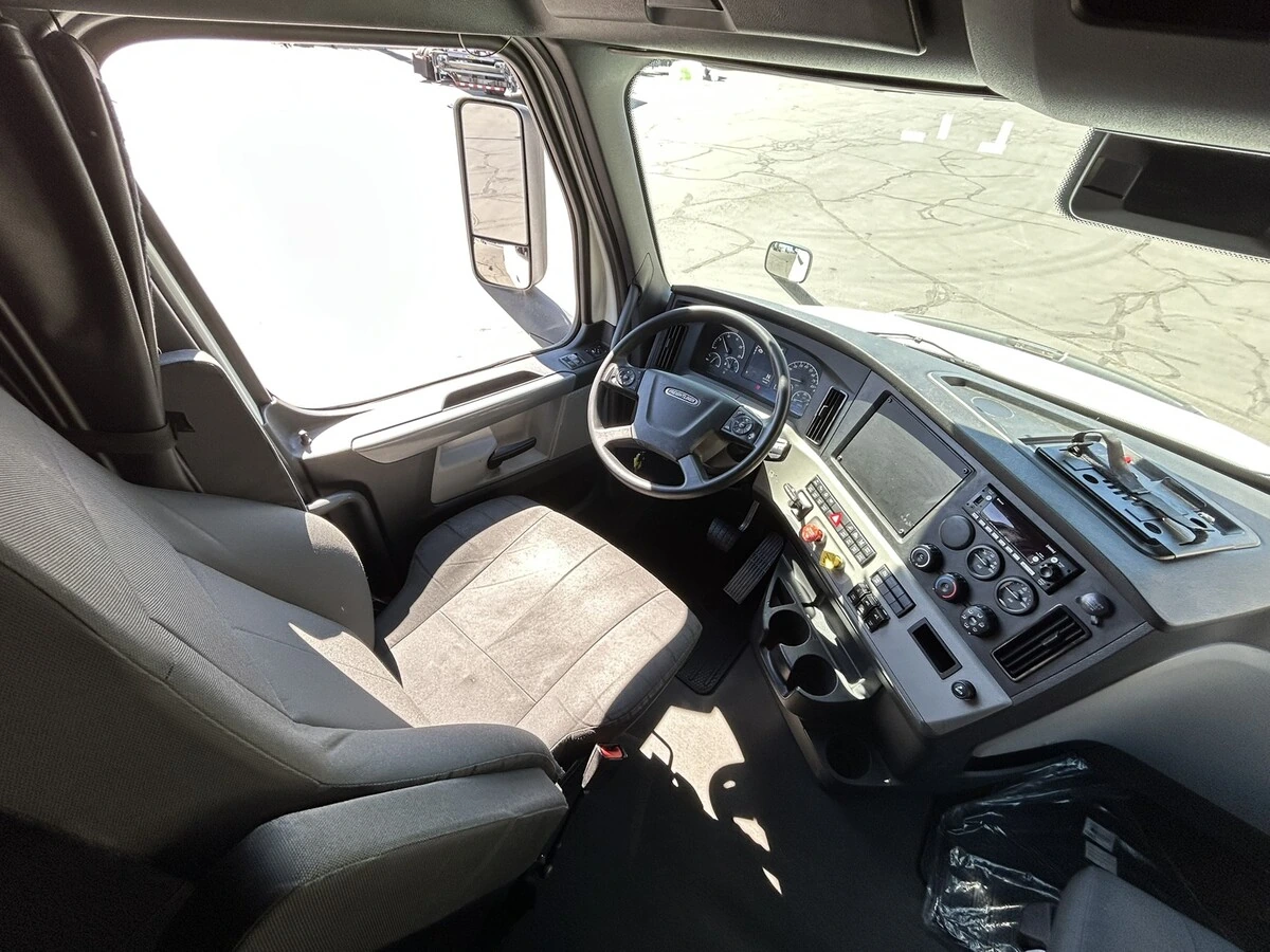 2022 Freightliner Cascadia - image 19