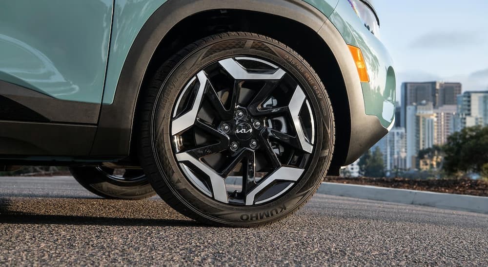 Close-up of the wheel on a blue 2025 Kia Seltos