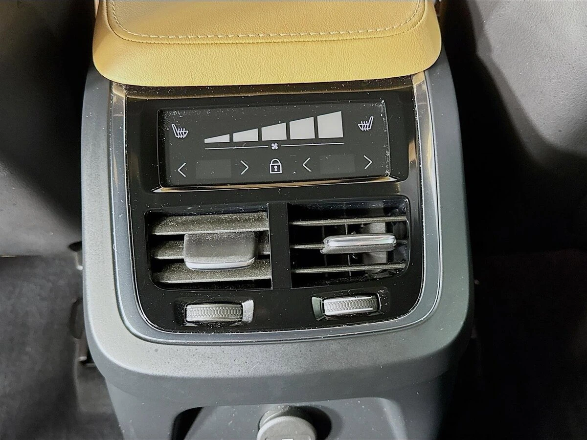 2022 Volvo - image 27