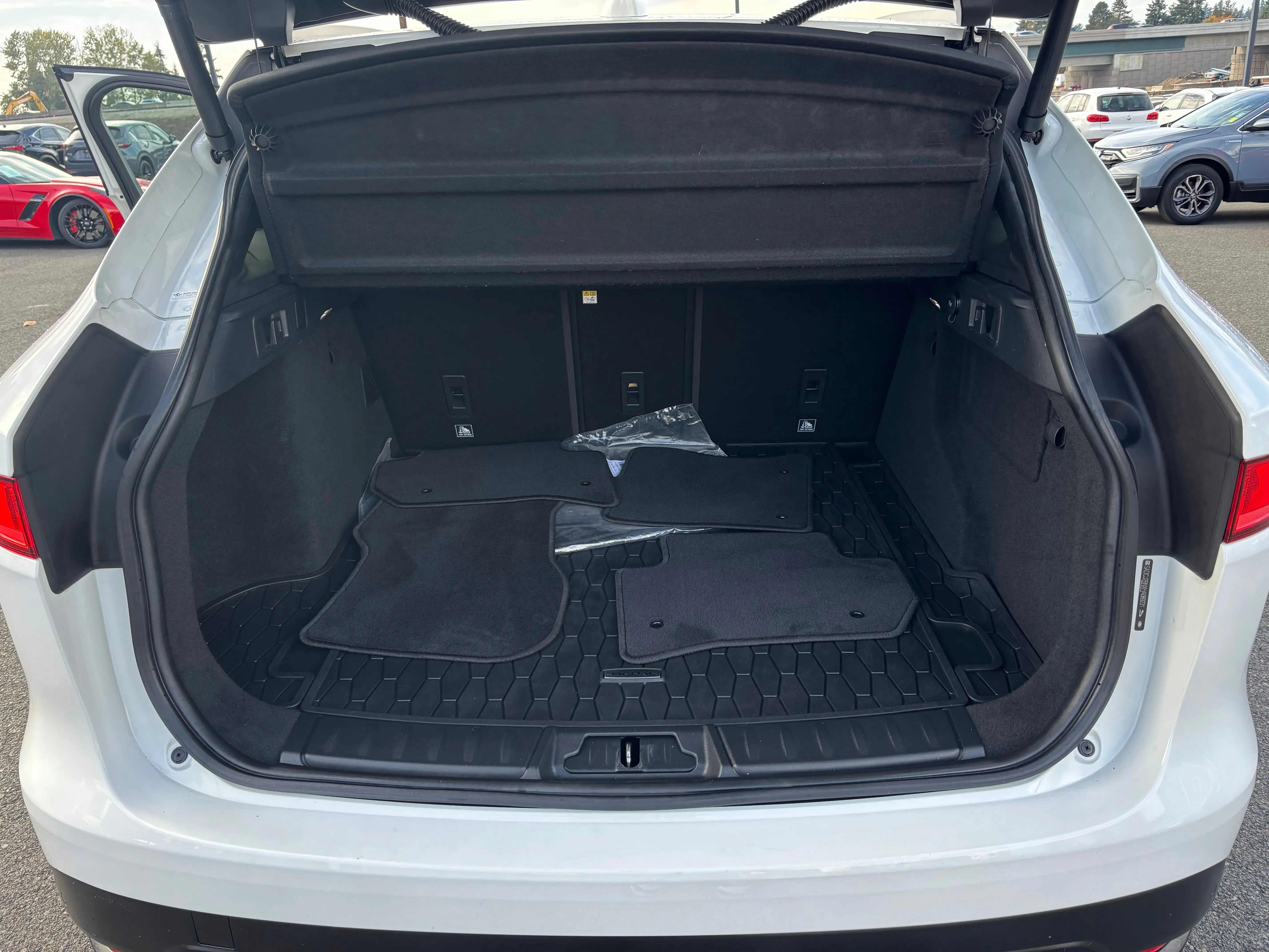 2017 Jaguar F-PACE Premium photo 3