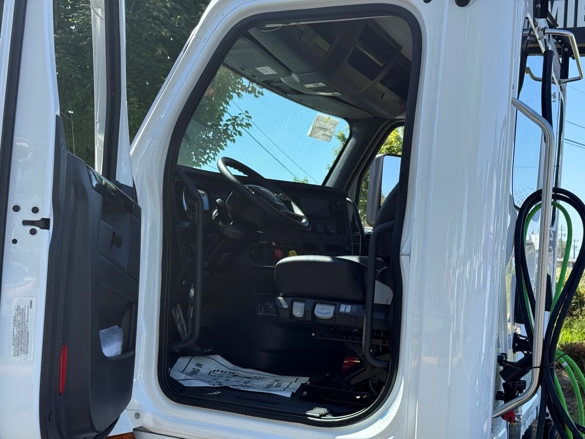 2027 Freightliner Cascadia — photo 5