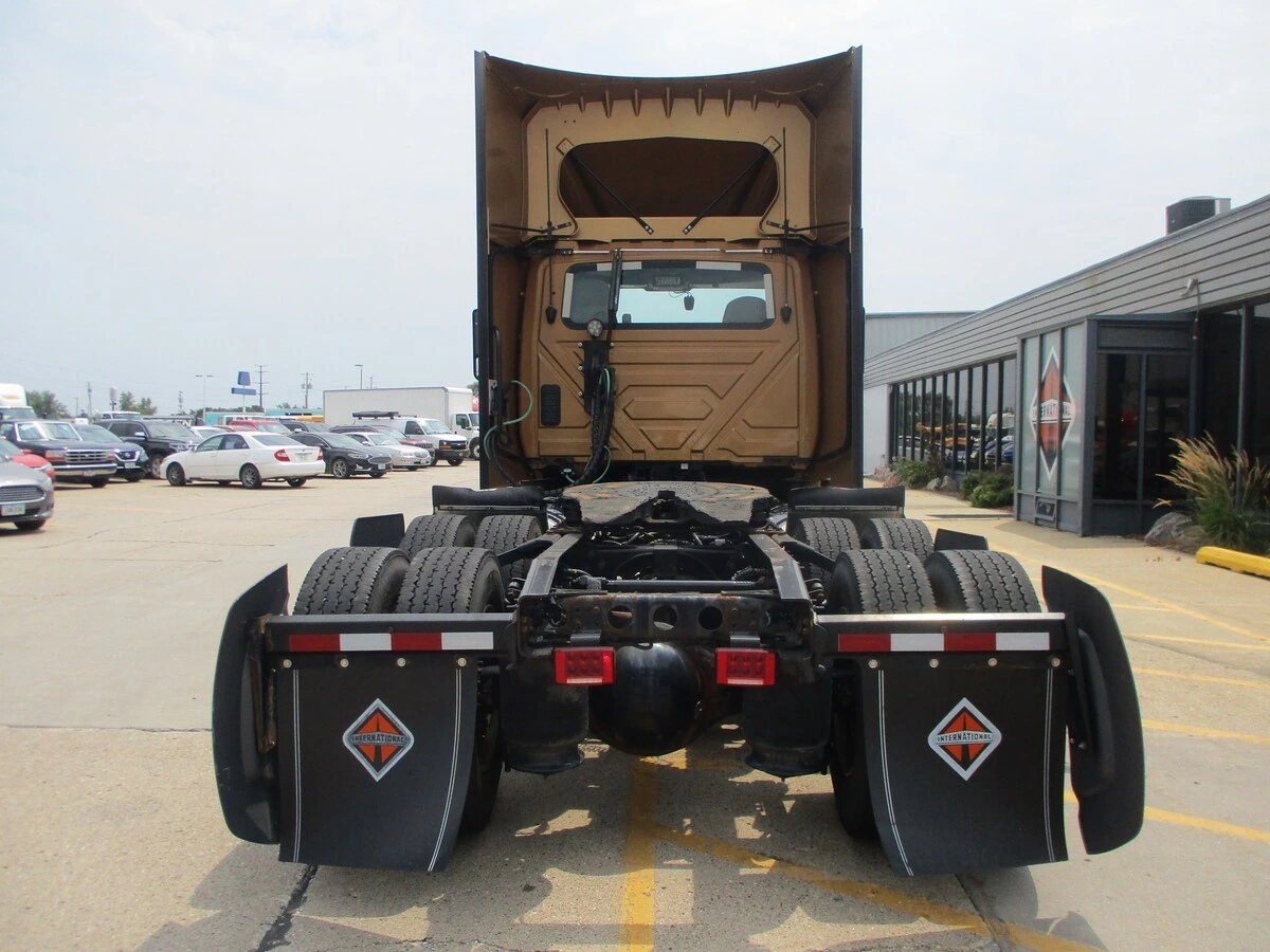2022 International LT in Altoona, IA — photo 4