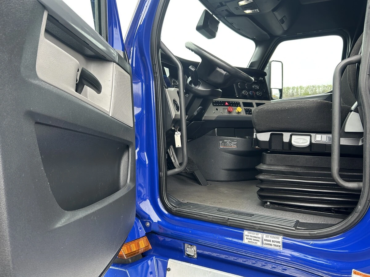 2022 Freightliner Cascadia - image 12