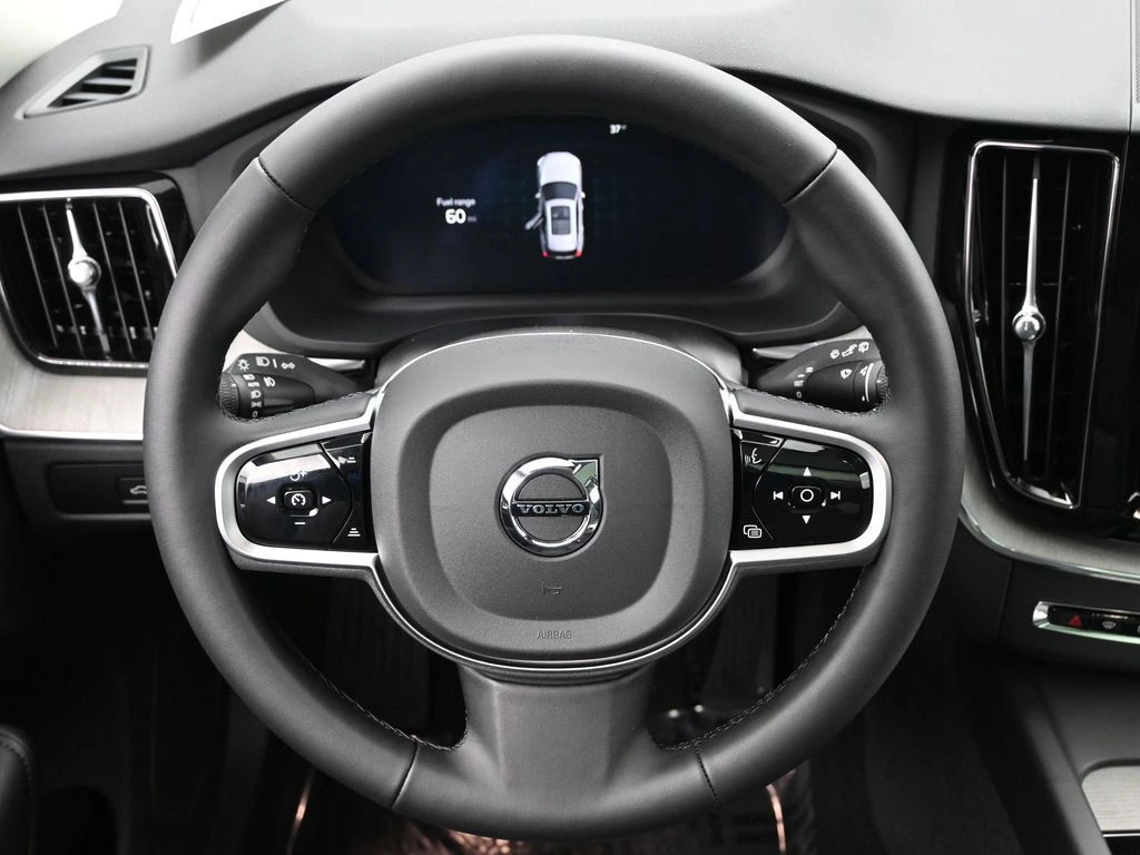 2025 Volvo - image 19
