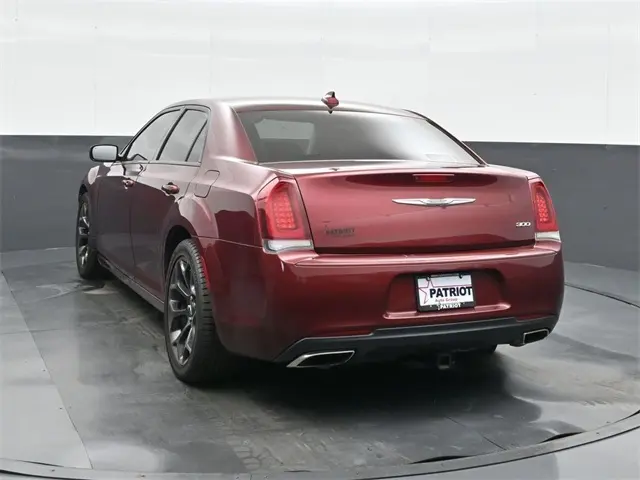 2019 Chrysler 300 Touring photo 2