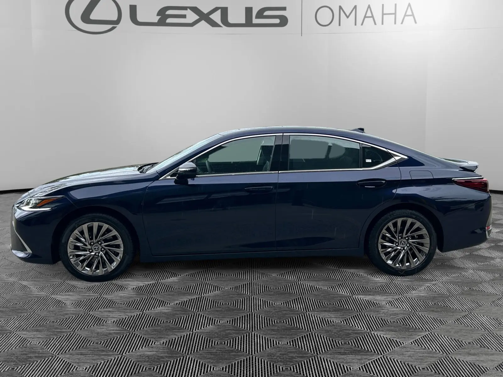 2025 Lexus ES 300h Ultra Luxury photo 2