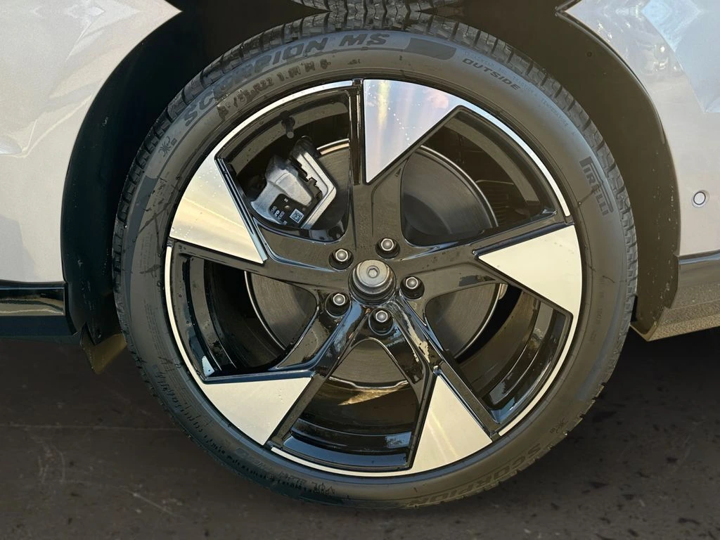 2026 Volvo - image 25