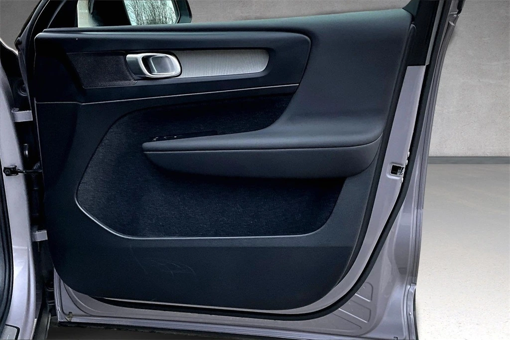 2026 Volvo - image 27