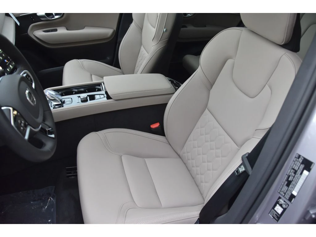 2026 Volvo - image 12