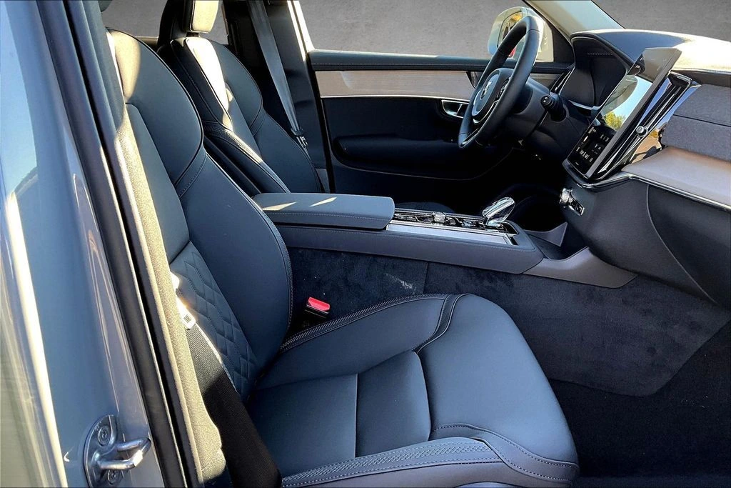 2026 Volvo - image 10