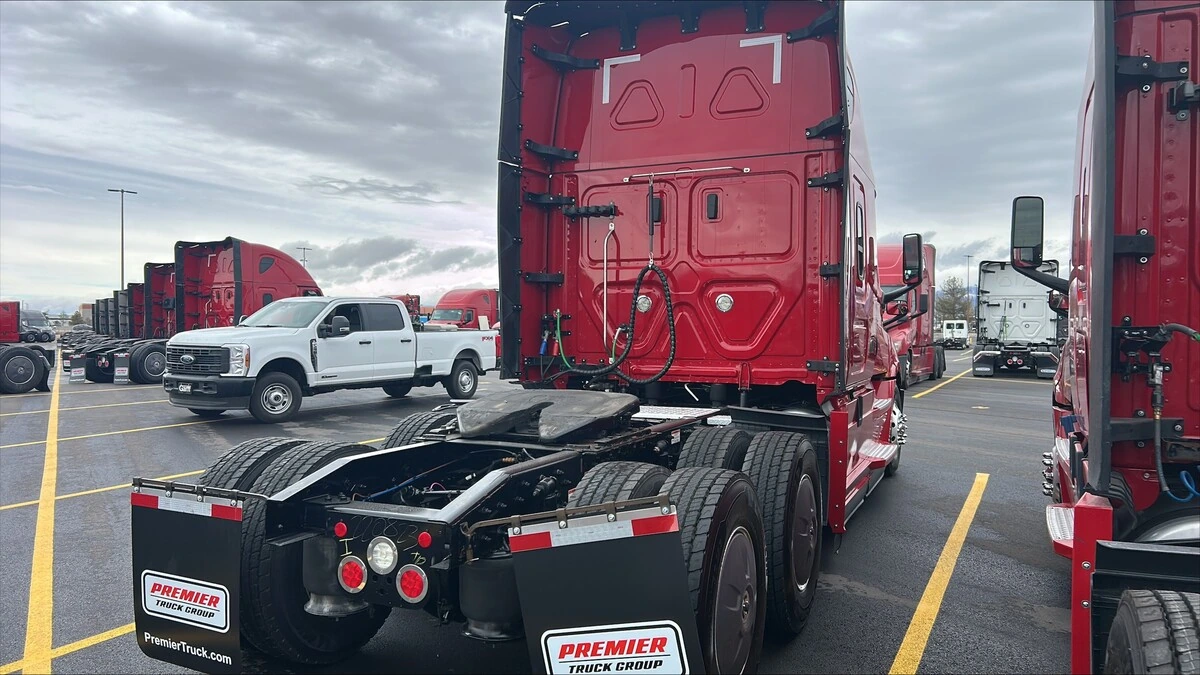 2022 Freightliner Cascadia - image 4