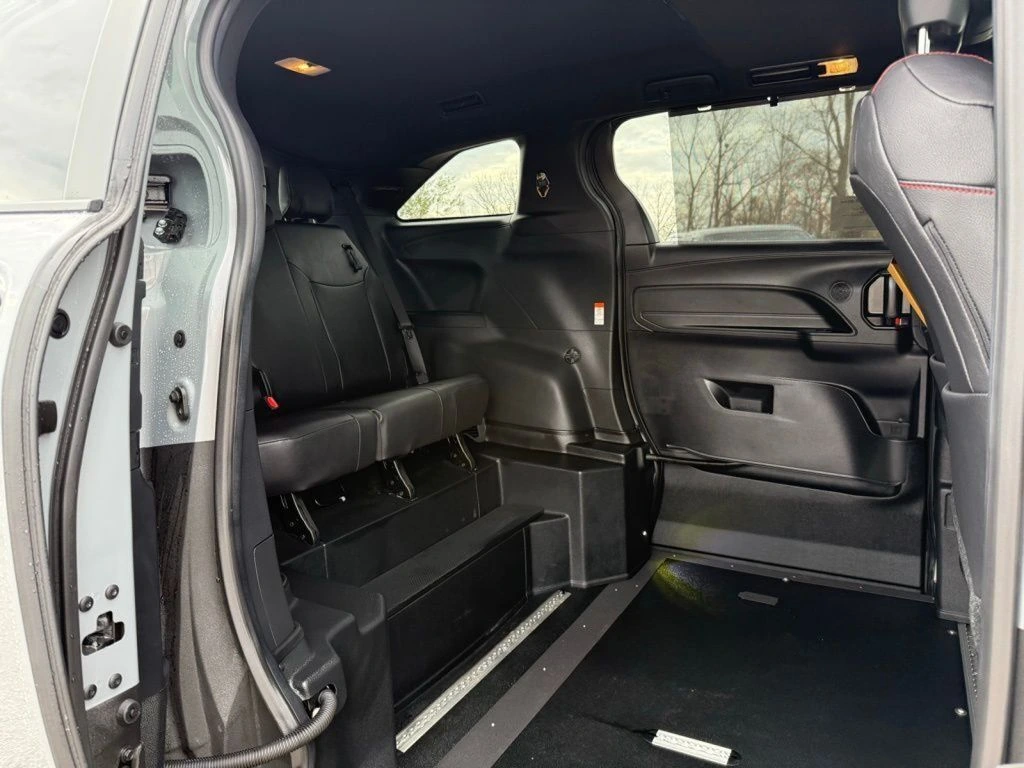 2025 Toyota Sienna XSE - Photo 26