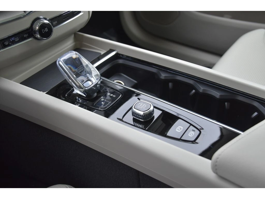 2026 Volvo - image 32