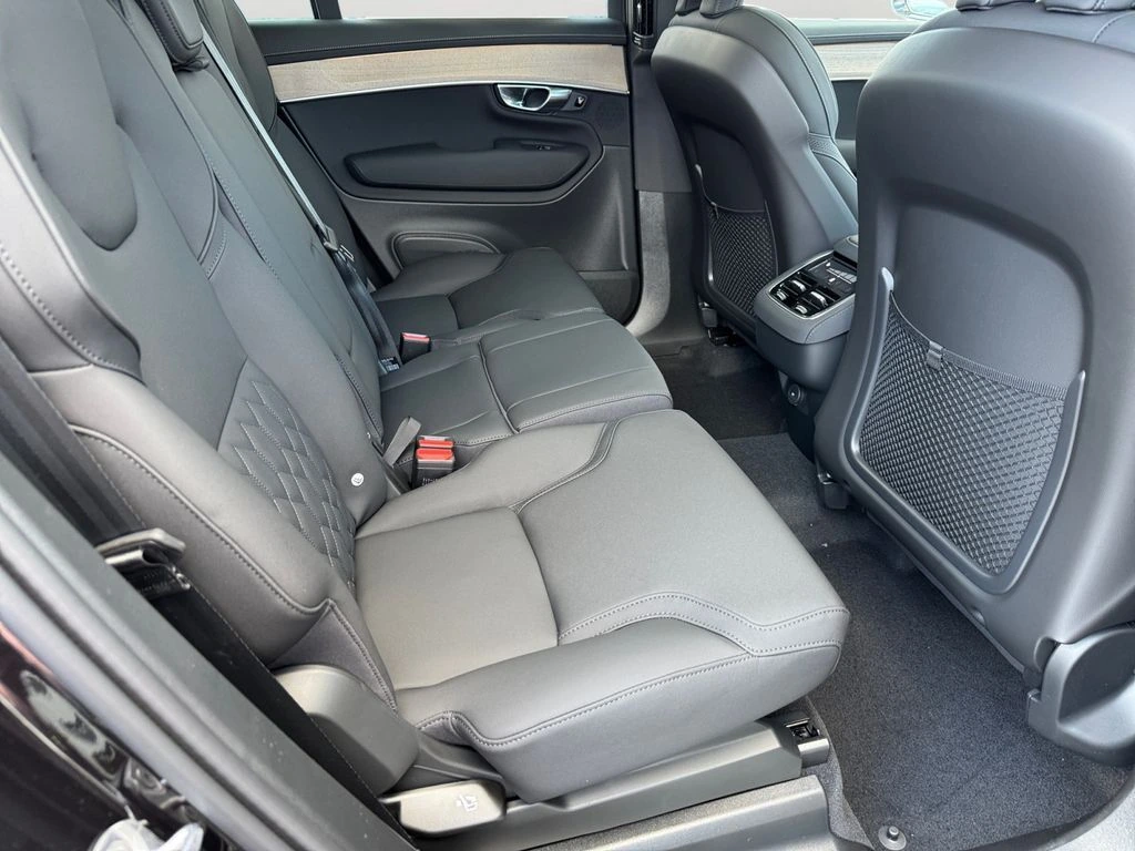 2026 Volvo - image 7