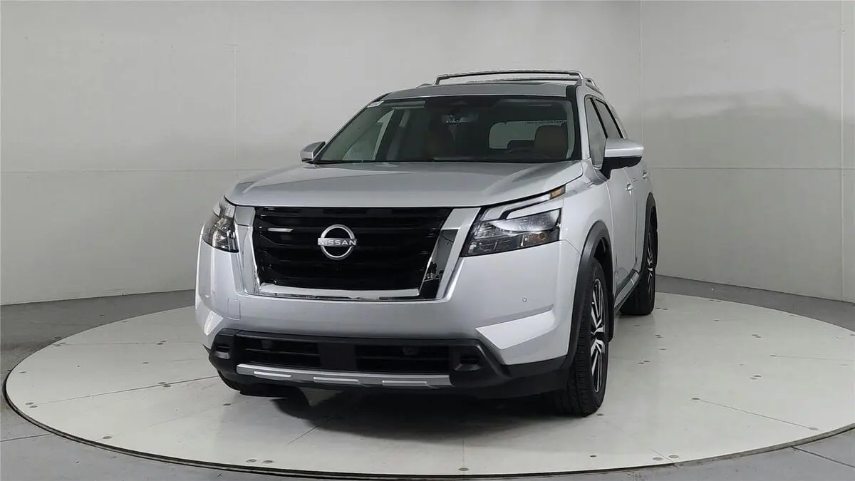 2025 Nissan Pathfinder Platinum photo 2