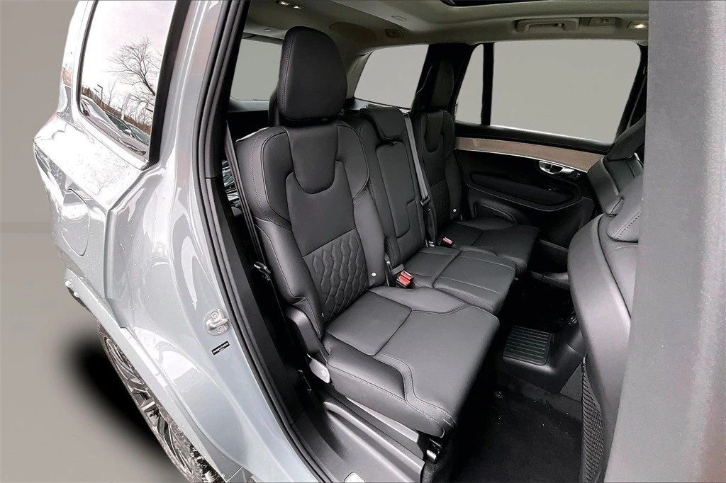 2026 Volvo - image 10