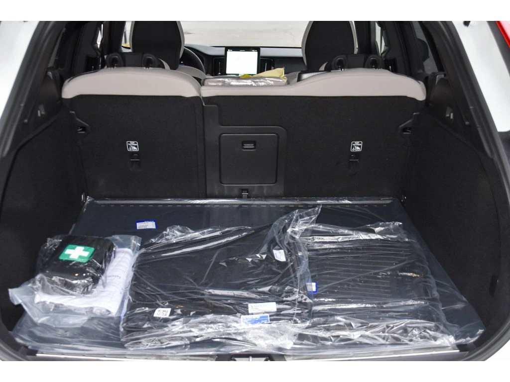 2026 Volvo - image 23