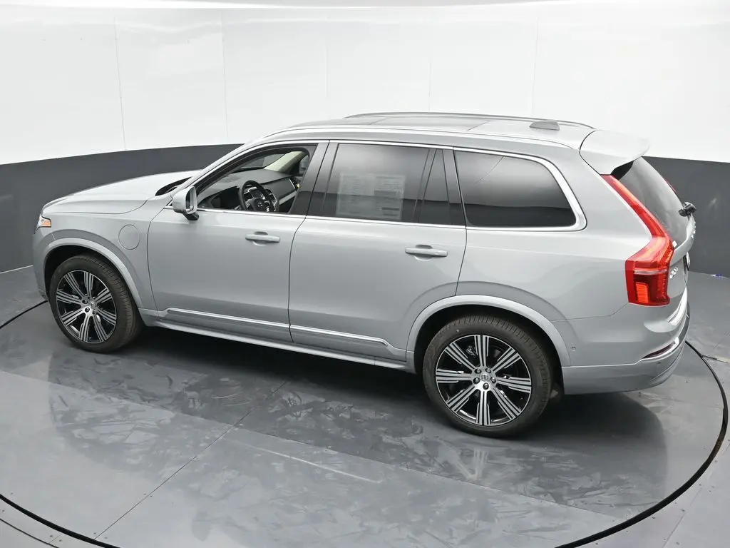 2025 Volvo - image 39