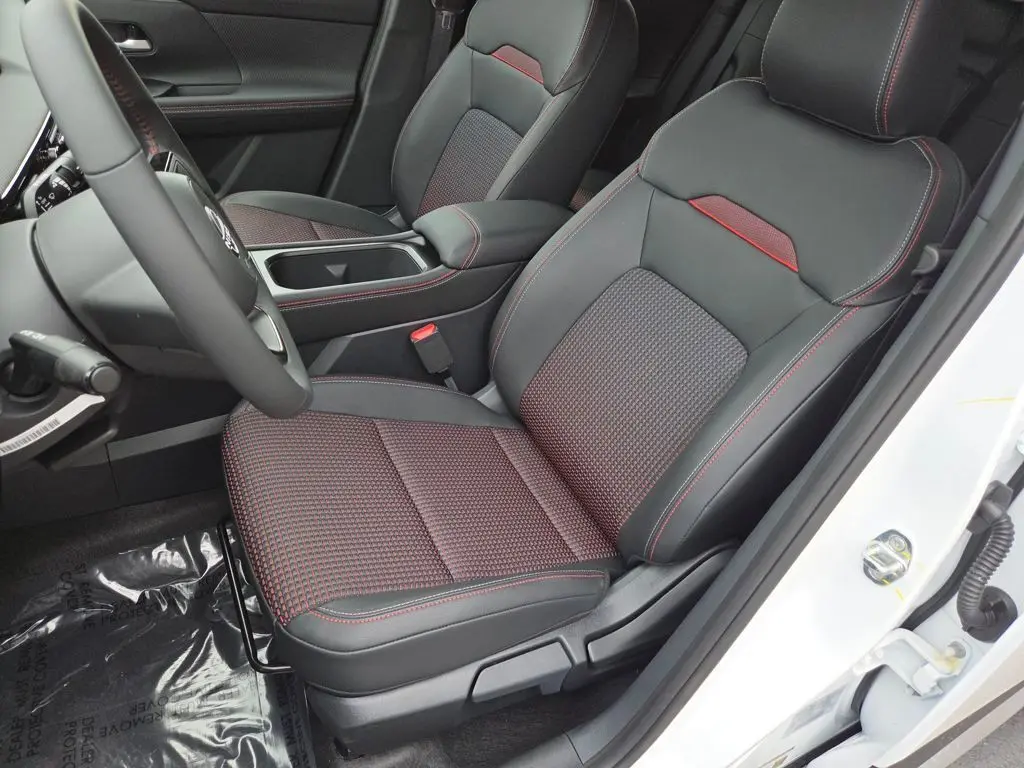 2026 Nissan Kicks SR photo 16