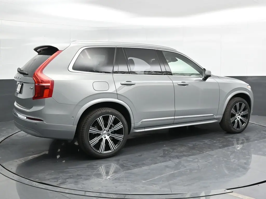 2025 Volvo - image 2