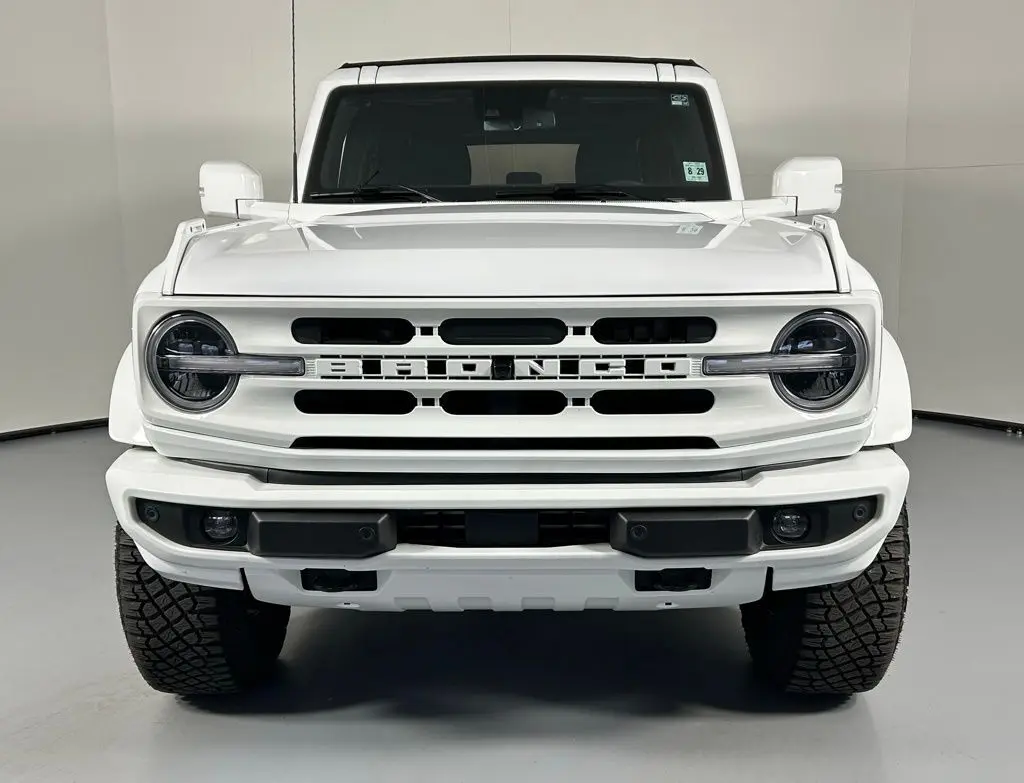 2024 Ford Bronco Outer Banks photo 2