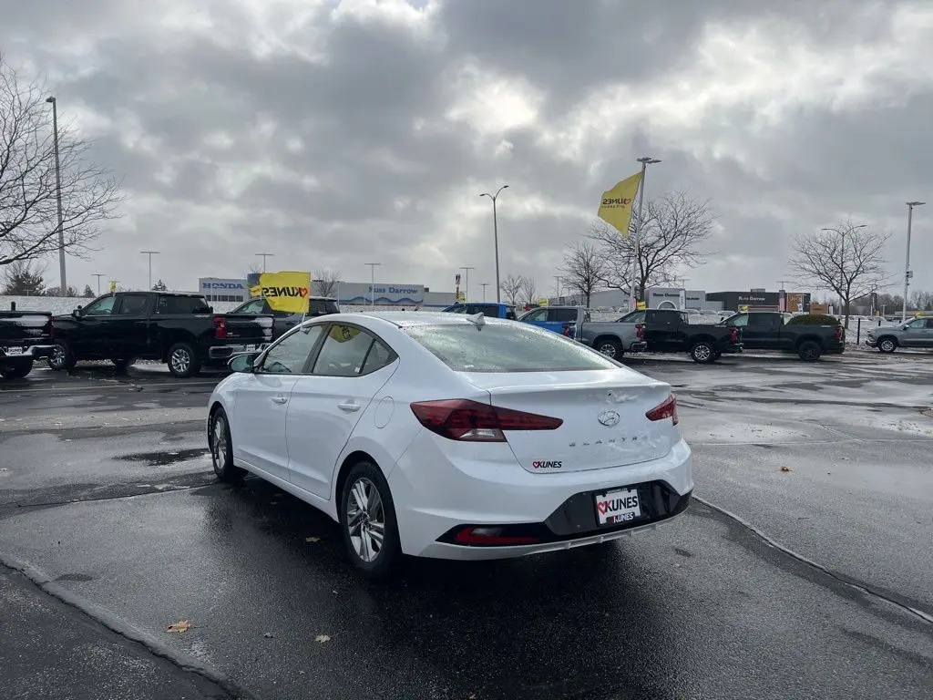 2020 Hyundai Elantra SEL photo 3