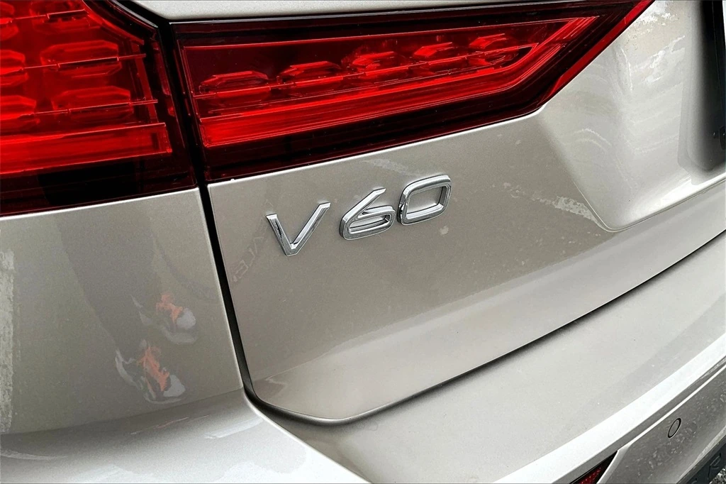 2026 Volvo - image 9