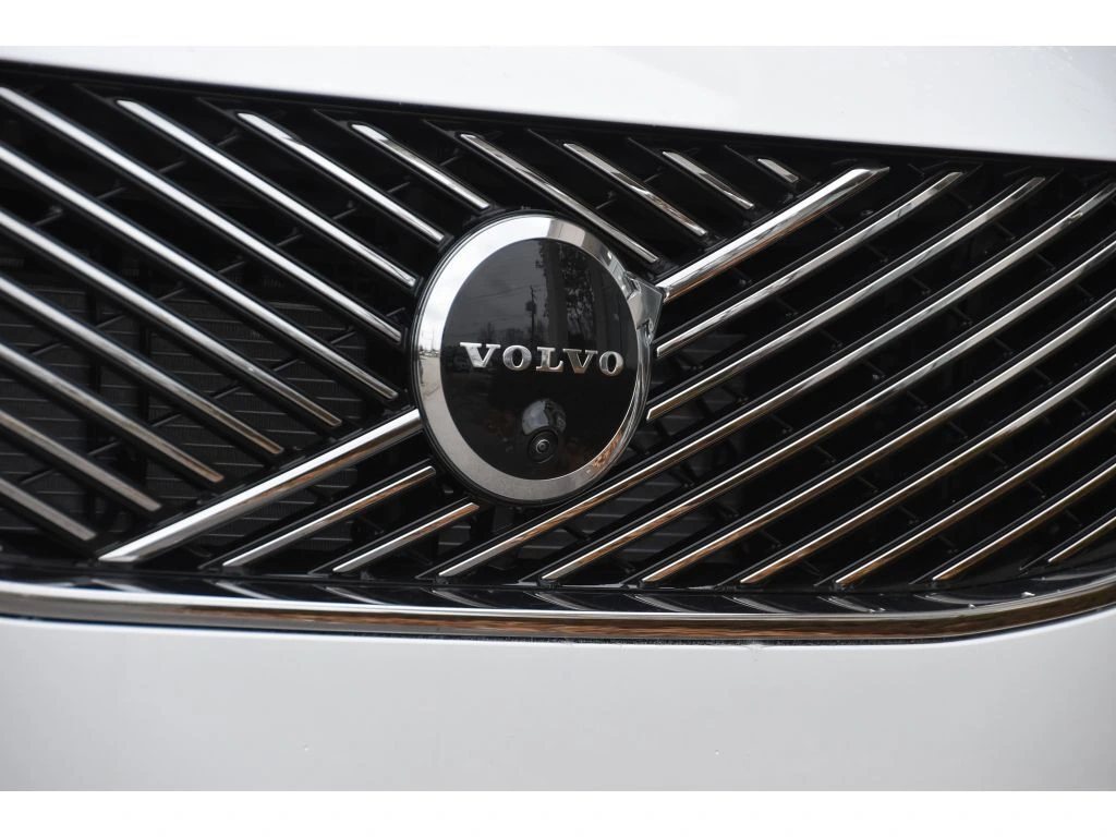 2026 Volvo - image 9