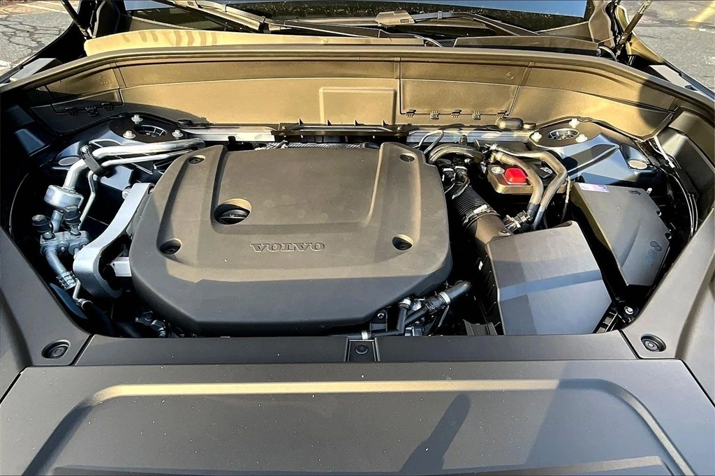 2026 Volvo - image 12