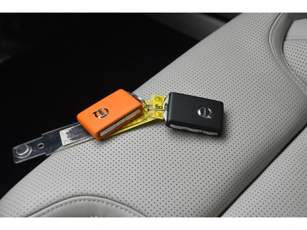 2025 Volvo - image 38