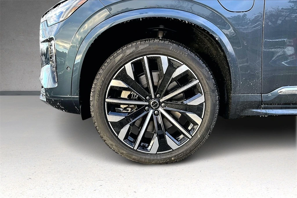 2026 Volvo - image 13