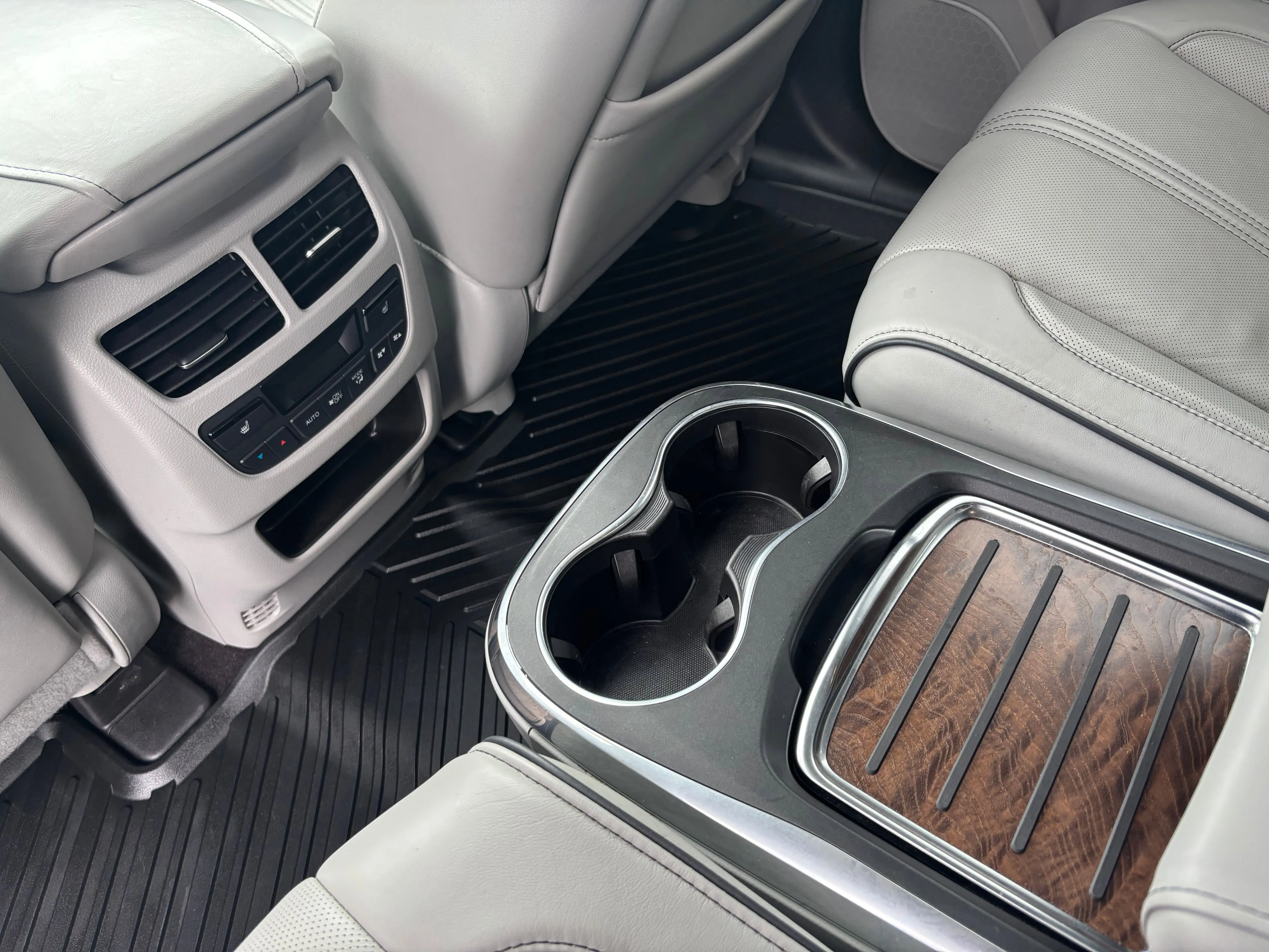 2020 Acura MDX SH-AWD Advance photo 2
