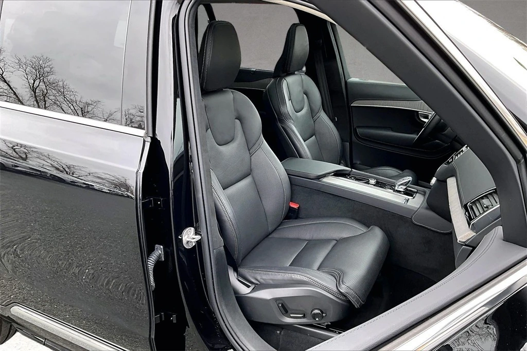 2025 Volvo - image 30