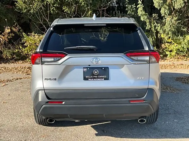 2021 Toyota RAV4 XLE photo 3