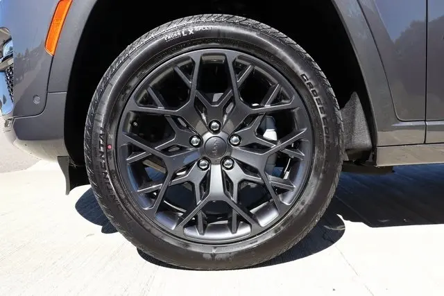 2025 Jeep Grand Cherokee Summit photo 26