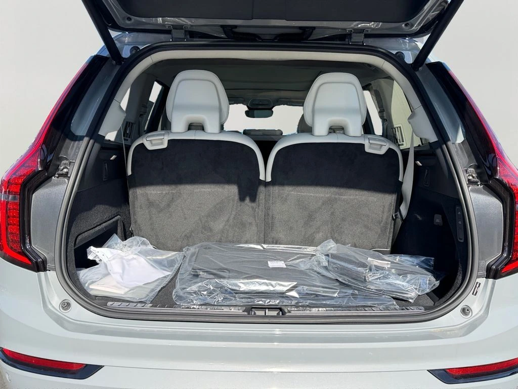 2026 Volvo - image 9