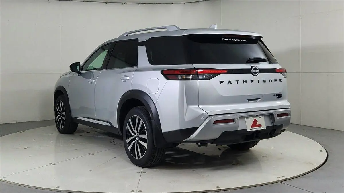2025 Nissan Pathfinder Platinum photo 4