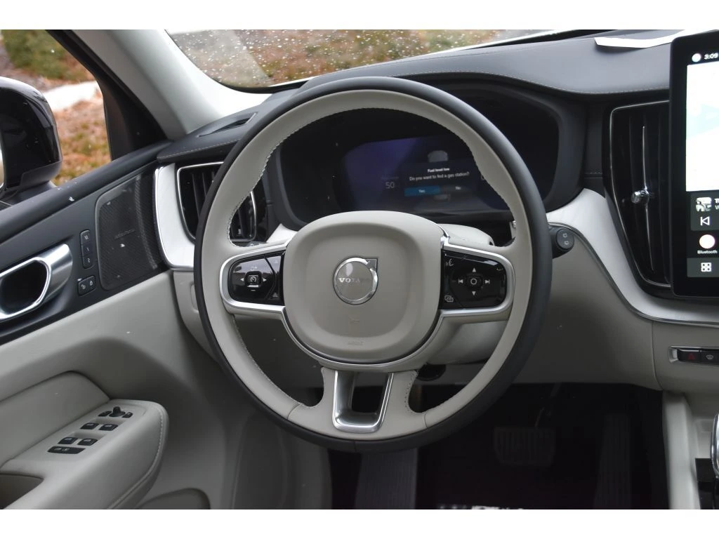 2026 Volvo - image 13