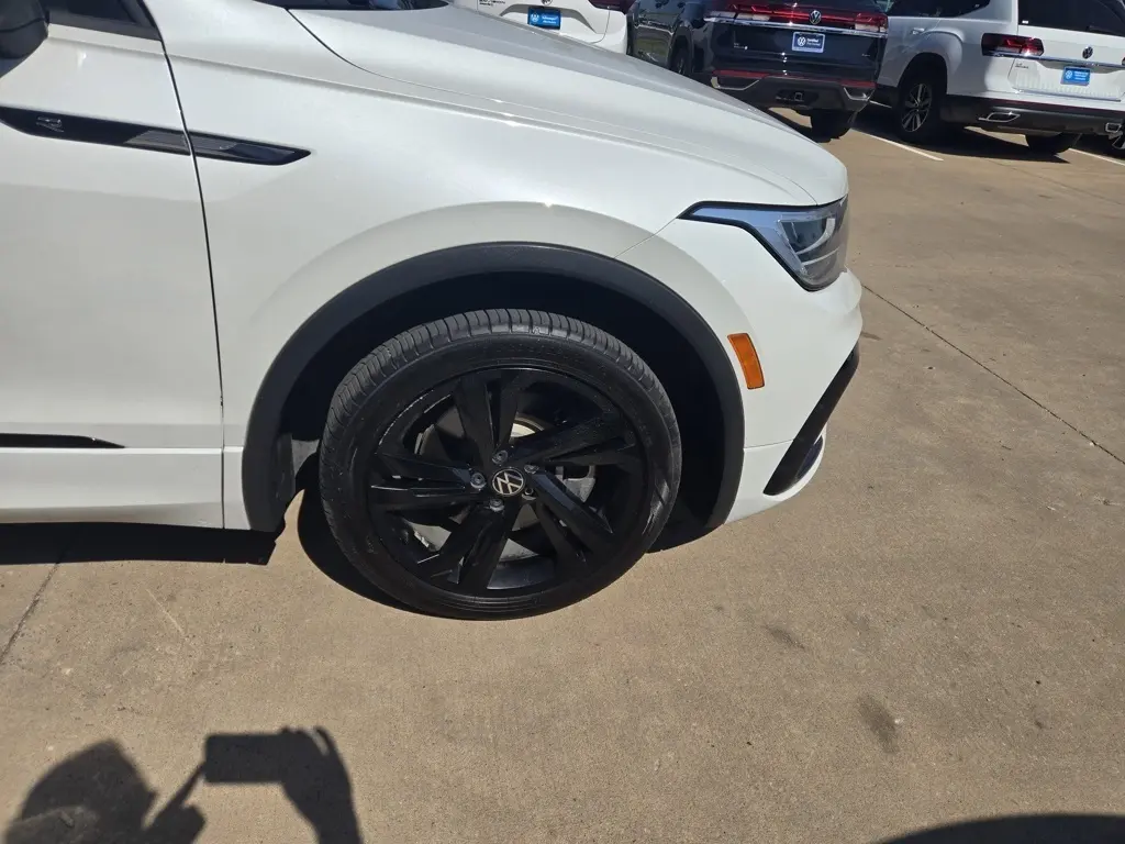 2023 Volkswagen Tiguan SE R-Line Black photo 5