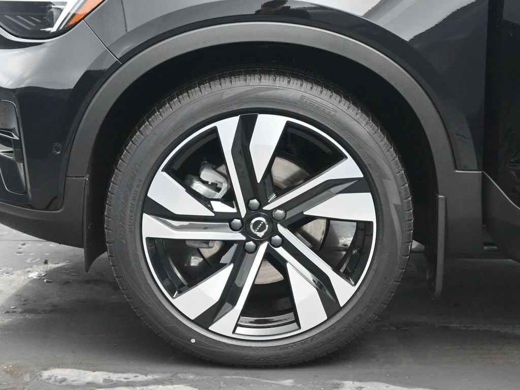 2026 Volvo - image 29