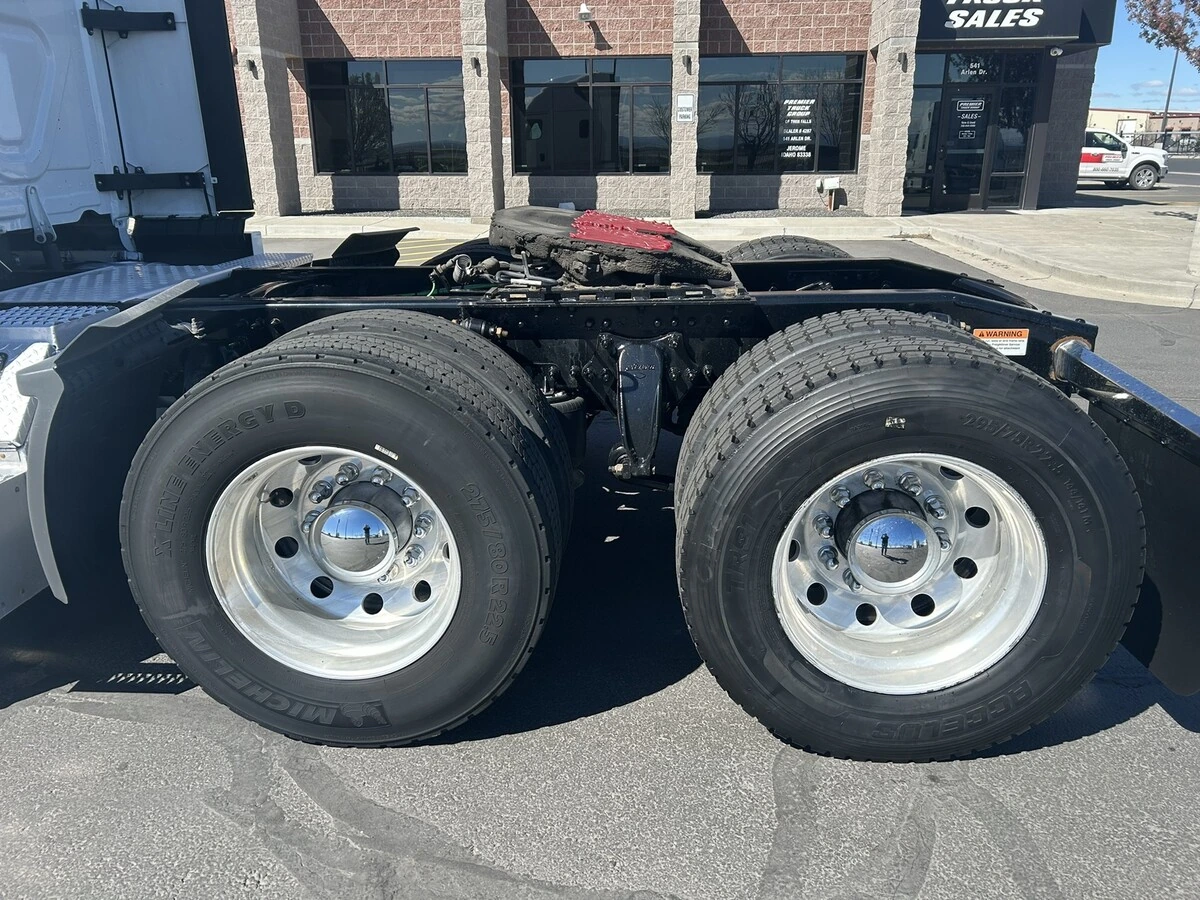 2022 Freightliner Cascadia - image 10