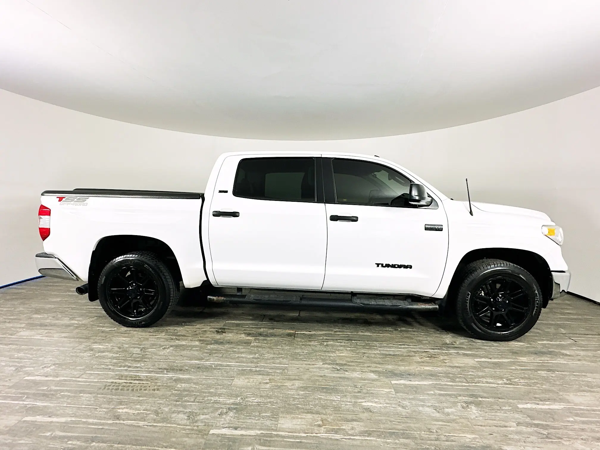 2017 Toyota Tundra SR5 CrewMax photo 6