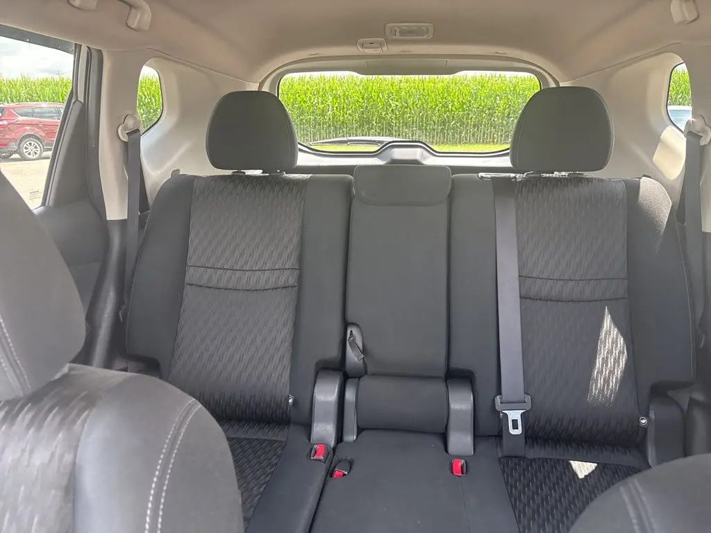 2017 Nissan Rogue SV photo 26