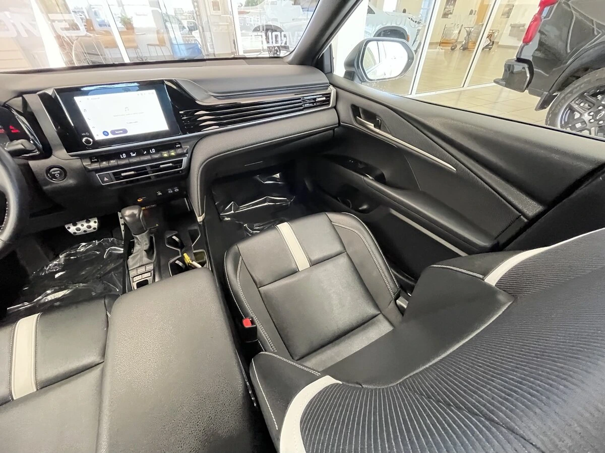 2025 Toyota Camry SE - Photo 25
