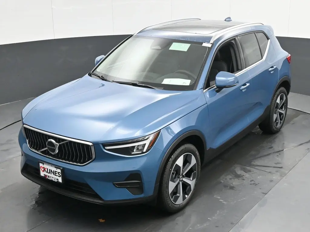 2025 Volvo - image 35